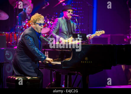 Kiel, Deutschland. 12. Juli 2014. Britischer Sänger Elton John führt während des Schleswig-Holstein Musikfestivals in Kiel, Deutschland, 12. Juli 2014. Foto: Markus Scholz/Dpa/Alamy Live News Stockfoto