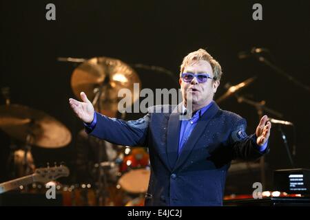 Kiel, Deutschland. 12. Juli 2014. Britischer Sänger Elton John führt während des Schleswig-Holstein Musikfestivals in Kiel, Deutschland, 12. Juli 2014. Foto: Markus Scholz/Dpa/Alamy Live News Stockfoto