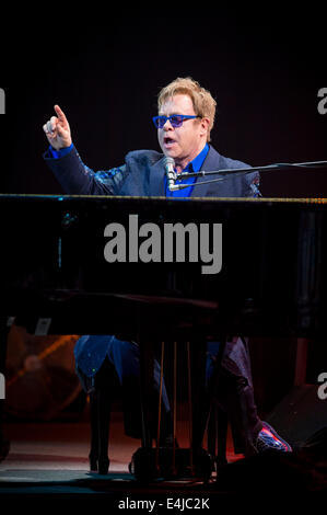 Kiel, Deutschland. 12. Juli 2014. Britischer Sänger Elton John führt während des Schleswig-Holstein Musikfestivals in Kiel, Deutschland, 12. Juli 2014. Foto: Markus Scholz/Dpa/Alamy Live News Stockfoto