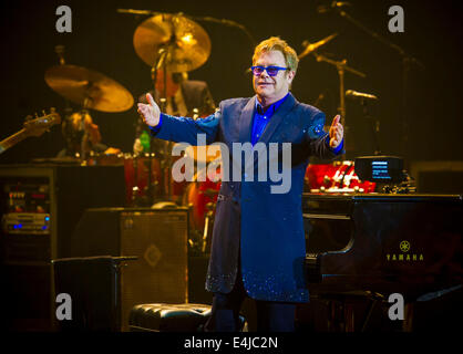 Kiel, Deutschland. 12. Juli 2014. Britischer Sänger Elton John führt während des Schleswig-Holstein Musikfestivals in Kiel, Deutschland, 12. Juli 2014. Foto: Markus Scholz/Dpa/Alamy Live News Stockfoto