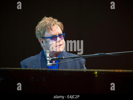 Kiel, Deutschland. 12. Juli 2014. Britischer Sänger Elton John führt während des Schleswig-Holstein Musikfestivals in Kiel, Deutschland, 12. Juli 2014. Foto: Markus Scholz/Dpa/Alamy Live News Stockfoto