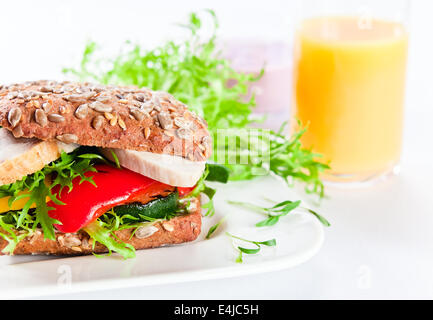 Sandwich mit gegrilltem Gemüse und Huhn auf weißen Teller Stockfoto