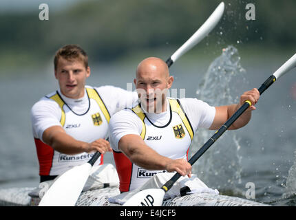 Brandenburg, Deutschland. 13. Juli 2014. Ronald Rauhe und Tom Liebscher (L) jubeln nach ihrem Sieg für den EM-Titel im Doppel Kanu über 200 Meter bei den Kanu Europameisterschaften auf See Beetzsee in Brandenburg, Deutschland, 13. Juli 2014. Der Kanu-Europameisterschaft Treffen findet vom 10. bis 13. Juli 2014. Foto: Ralf Hirschberger/Dpa/Alamy Live News Stockfoto