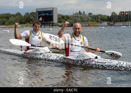 Brandenburg, Deutschland. 13. Juli 2014. Ronald Rauhe und Tom Liebscher (L) jubeln nach ihrem Sieg für den EM-Titel im Doppel Kanu über 200 Meter bei den Kanu Europameisterschaften auf See Beetzsee in Brandenburg, Deutschland, 13. Juli 2014. Der Kanu-Europameisterschaft Treffen findet vom 10. bis 13. Juli 2014. Foto: Ralf Hirschberger/Dpa/Alamy Live News Stockfoto