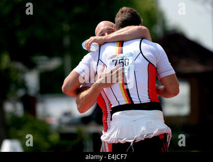 Brandenburg, Deutschland. 13. Juli 2014. Ronald Rauhe und Tom Liebscher (L-R) jubeln nach ihrem Sieg für den EM-Titel im Doppel Kanu über 200 Meter bei den Kanu Europameisterschaften auf See Beetzsee in Brandenburg, Deutschland, 13. Juli 2014. Der Kanu-Europameisterschaft Treffen findet vom 10. bis 13. Juli 2014. Foto: Ralf Hirschberger/Dpa/Alamy Live News Stockfoto