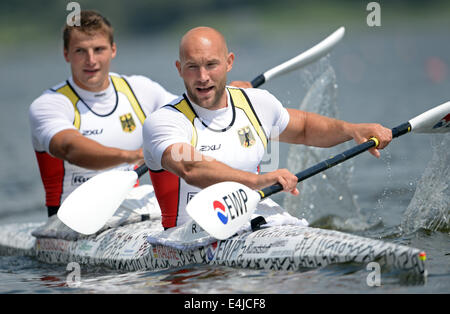 Brandenburg, Deutschland. 13. Juli 2014. Ronald Rauhe und Tom Liebscher (L) jubeln nach ihrem Sieg für den EM-Titel im Doppel Kanu über 200 Meter bei den Kanu Europameisterschaften auf See Beetzsee in Brandenburg, Deutschland, 13. Juli 2014. Der Kanu-Europameisterschaft Treffen findet vom 10. bis 13. Juli 2014. Foto: Ralf Hirschberger/Dpa/Alamy Live News Stockfoto