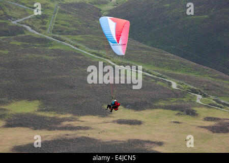 Paragliding-Lektion im Lake District, Cumbria. Ausbilder im Tandem mit seinem Schüler fliegt über die Skiddaw-Wanderweg Stockfoto