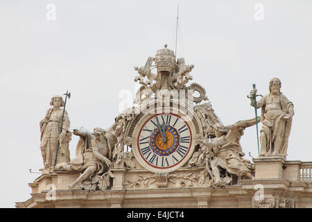 Die Uhr zeigt fünf Minuten bis zum Mittag des St. Basilica Peter im Vatikan. Stockfoto
