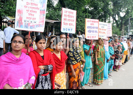 Dhaka, Bangladesch. 13. Juli 2014. Bangladesh Textilarbeiterinnen besuchen eine Demonstration für ein monatliches Mindestgehalt von 8.000 Taka (etwa 100 US-Dollar) vor Eid-al-Fitr Festival vor dem National Press Club in Dhaka, Bangladesch, 13. Juli 2014. Bildnachweis: Shariful Islam/Xinhua/Alamy Live-Nachrichten Stockfoto