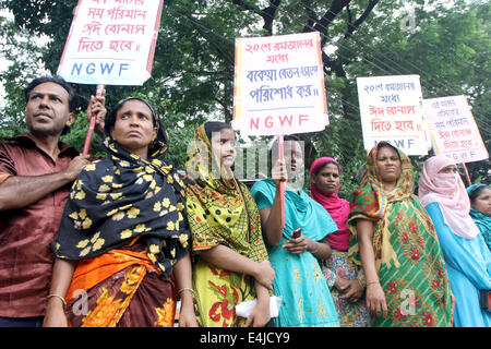 Dhaka, Bangladesch. 13. Juli 2014. Bangladesh Textilarbeiterinnen besuchen eine Demonstration für ein monatliches Mindestgehalt von 8.000 Taka (etwa 100 US-Dollar) vor Eid-al-Fitr Festival vor dem National Press Club in Dhaka, Bangladesch, 13. Juli 2014. Bildnachweis: Shariful Islam/Xinhua/Alamy Live-Nachrichten Stockfoto