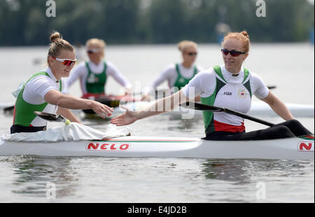 Brandenburg, Deutschland. 13. Juli 2014. White Russian Marharyta Zischkewitsch (R) und Marina Litwintschuk jubeln nach ihren Sieg-Titel im Doppel Kanu über 200 Meter bei den Kanu Europameisterschaften auf See Beetzsee in Brandenburg, Deutschland, 13. Juli 2014. Der Kanu-Europameisterschaft Treffen findet vom 10. bis 13. Juli 2014. Foto: Ralf Hirschberger/Dpa/Alamy Live News Stockfoto