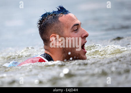 Brandenburg, Deutschland. 13. Juli 2014. Serbische Marko Dragosavljević gewinnt die 200 m-Sprint während der Kanu Europameisterschaft auf See Beetzsee in Brandenburg, Deutschland, 13. Juli 2014. Der Kanu-Europameisterschaft Treffen findet vom 10. bis 13. Juli 2014. Duerr belegte den siebten Platz. Foto: Ralf Hirschberger/Dpa/Alamy Live News Stockfoto