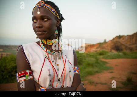 Porträt des jungen Massai Frau in Ostafrika. Stockfoto