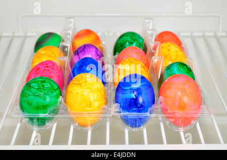 harte gekochte bunte Eiern in einem Kühlschrank, Nahaufnahme Stockfoto