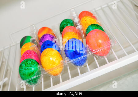 harte gekochte gefärbten Eiern in einem Kühlschrank, Nahaufnahme Stockfoto