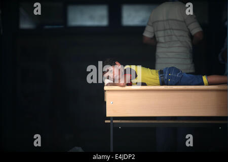 Gaza, Gazastreifen, Palästinensische Gebiete. 13. Juli 2014. Palästinenser nehmen Zuflucht an einer UN-Schule nach der Evakuierung ihrer Häuser in der Nähe der Grenze in Gaza-Stadt am 13. Juli 2014. Die Welt hat flehte, Israel und der Hamas, Feindseligkeiten zu beenden, da die Maut von den israelischen Luftangriffen auf 162 stieg und Gaza militanten mehr Raketen-Salven abgefeuert, aber beide Seiten haben einen Waffenstillstand abgelehnt. Bildnachweis: Majdi Fathi/NurPhoto/ZUMA Draht/Alamy Live-Nachrichten Stockfoto