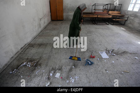 Gaza, Gazastreifen, Palästinensische Gebiete. 13. Juli 2014. Palästinenser nehmen Zuflucht an einer UN-Schule nach der Evakuierung ihrer Häuser in der Nähe der Grenze in Gaza-Stadt am 13. Juli 2014. Die Welt hat flehte, Israel und der Hamas, Feindseligkeiten zu beenden, da die Maut von den israelischen Luftangriffen auf 162 stieg und Gaza militanten mehr Raketen-Salven abgefeuert, aber beide Seiten haben einen Waffenstillstand abgelehnt. Bildnachweis: Majdi Fathi/NurPhoto/ZUMA Draht/Alamy Live-Nachrichten Stockfoto