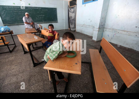 Gaza, Gazastreifen, Palästinensische Gebiete. 13. Juli 2014. Palästinenser nehmen Zuflucht an einer UN-Schule nach der Evakuierung ihrer Häuser in der Nähe der Grenze in Gaza-Stadt am 13. Juli 2014. Die Welt hat flehte, Israel und der Hamas, Feindseligkeiten zu beenden, da die Maut von den israelischen Luftangriffen auf 162 stieg und Gaza militanten mehr Raketen-Salven abgefeuert, aber beide Seiten haben einen Waffenstillstand abgelehnt. Bildnachweis: Majdi Fathi/NurPhoto/ZUMA Draht/Alamy Live-Nachrichten Stockfoto