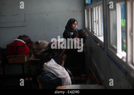 Gaza, Gazastreifen, Palästinensische Gebiete. 13. Juli 2014. Palästinenser nehmen Zuflucht an einer UN-Schule nach der Evakuierung ihrer Häuser in der Nähe der Grenze in Gaza-Stadt am 13. Juli 2014. Die Welt hat flehte, Israel und der Hamas, Feindseligkeiten zu beenden, da die Maut von den israelischen Luftangriffen auf 162 stieg und Gaza militanten mehr Raketen-Salven abgefeuert, aber beide Seiten haben einen Waffenstillstand abgelehnt. Bildnachweis: Majdi Fathi/NurPhoto/ZUMA Draht/Alamy Live-Nachrichten Stockfoto