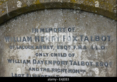 Das Grab des fotografischen Pioniers Fox Talbot in Lacock A Hübsches Dorf in Wiltshire England Stockfoto