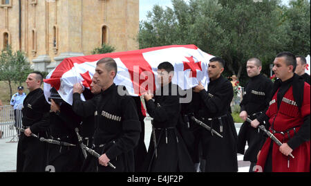 Tiflis (Tbilissi), Georgien. 13. Juli 2014. Georgische Ehrengarde tragen den Sarg des ehemaligen georgische Präsident Eduard Shevardnadze, fallenden Nationalflagge, bei der Kirche der Heiligen Dreifaltigkeit in Tiflis, Georgien, 13. Juli 2014. Schewardnadse, der auch als Minister für auswärtige Angelegenheiten der Sowjetunion in den 1980er Jahren, starb am Montag im Alter von 86 Jahren nach längerer Krankheit. Bildnachweis: Veko Kwarazchelija/Xinhua/Alamy Live-Nachrichten Stockfoto