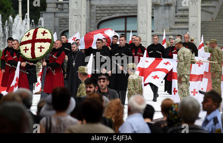 Tiflis (Tbilissi), Georgien. 13. Juli 2014. Georgische Ehrengarde tragen den Sarg des ehemaligen georgische Präsident Eduard Shevardnadze, fallenden Nationalflagge, bei der Kirche der Heiligen Dreifaltigkeit in Tiflis, Georgien, 13. Juli 2014. Schewardnadse, der auch als Minister für auswärtige Angelegenheiten der Sowjetunion in den 1980er Jahren, starb am Montag im Alter von 86 Jahren nach längerer Krankheit. Bildnachweis: Veko Kwarazchelija/Xinhua/Alamy Live-Nachrichten Stockfoto