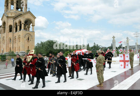 Tiflis (Tbilissi), Georgien. 13. Juli 2014. Georgische Ehrengarde tragen den Sarg des ehemaligen georgische Präsident Eduard Shevardnadze, fallenden Nationalflagge, bei der Kirche der Heiligen Dreifaltigkeit in Tiflis, Georgien, 13. Juli 2014. Schewardnadse, der auch als Minister für auswärtige Angelegenheiten der Sowjetunion in den 1980er Jahren, starb am Montag im Alter von 86 Jahren nach längerer Krankheit. Bildnachweis: Veko Kwarazchelija/Xinhua/Alamy Live-Nachrichten Stockfoto