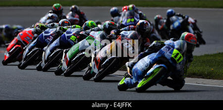 Hohenstein-Ernstthal, Deutschland. 13. Juli 2014. Moto3 Fahrer während des deutschen Motorrad Grand Prix auf dem Sachsenring in Hohenstein-Ernstthal, Deutschland, 13. Juli 2014. Foto: Jan Woitas/Dpa/Alamy Live News Stockfoto