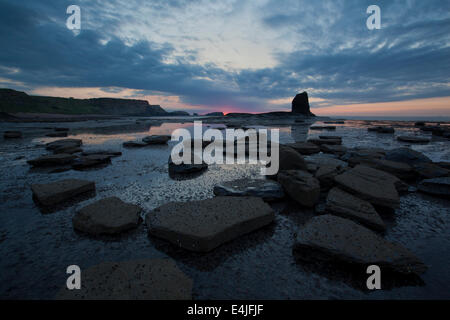 Schwarz, Nab und gegen Nab bei Sonnenuntergang, gegen Bay, Whitby, North Yorkshire, UK Stockfoto