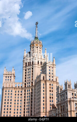 Stalin-Hochhaus an der Uferpromenade in Moskau, Russland Stockfoto