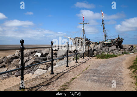 Geländer und Weg zu Treibholz Boot "Grace Darling" auf der Hoylake Ufer für das Wirral Festival der Künste, Hoylake, UK Stockfoto