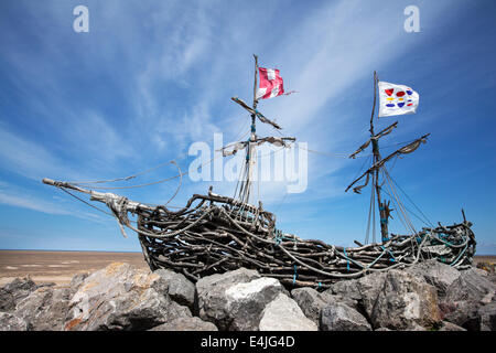 Driftwood Boot, Piratenschiff' Grace Darling" auf dem Hoylake ufer Kunst, Sand, verwitterte Hölzer am Strand für die Wirral Festival der Künste, Hoylake, Großbritannien Stockfoto