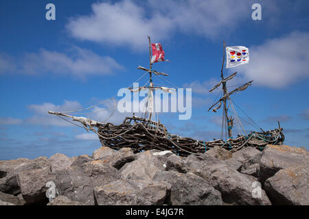 Driftwood Boot das piratenschiff "Gnade Darling" auf dem Hoylake Wirral Ufer für das Festival der Künste, Hoylake, Großbritannien Stockfoto