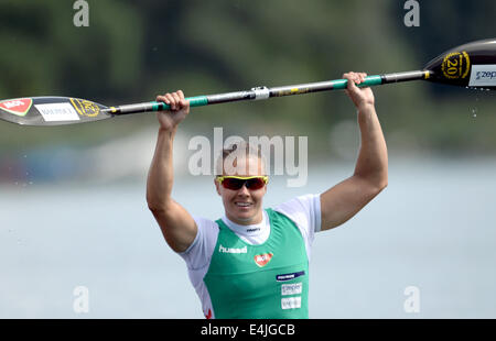 Brandenburg, Deutschland. 13. Juli 2014. Ungarische Danuta Kozak jubelt nach ihrem Sieg in der Kajak-Singles-Klasse über 200 Meter bei den Kanu Europameisterschaften auf See Beetzsee in Brandenburg, Deutschland, 13. Juli 2014. Der Kanu-Europameisterschaft Treffen findet vom 10. bis 13. Juli 2014. Foto: Ralf Hirschberger/Dpa/Alamy Live News Stockfoto