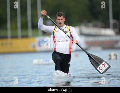 Brandenburg, Deutschland. 13. Juli 2014. Deutscher Vizemeister, die Sebastian Brendel jubelt, nachdem die Kajak-Singles während der Kanu Europameisterschaft auf See Beetzsee in Brandenburg, Deutschland, 13. Juli 2014 über 500 Meter Klasse. Der Kanu-Europameisterschaft Treffen findet vom 10. bis 13. Juli 2014. Foto: Ralf Hirschberger/Dpa/Alamy Live News Stockfoto