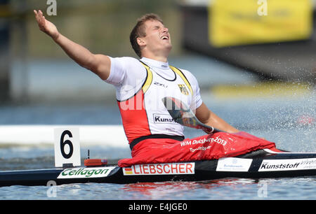 Brandenburg, Deutschland. 13. Juli 2014. Deutsche Sieger Tom Liebscher Jubel nach das Kajak Klasse über 500 Meter bei den Kanu Europameisterschaften auf See Beetzsee in Brandenburg, Deutschland, 13. Juli 2014 singles. Der Kanu-Europameisterschaft Treffen findet vom 10. bis 13. Juli 2014. Foto: Ralf Hirschberger/Dpa/Alamy Live News Stockfoto