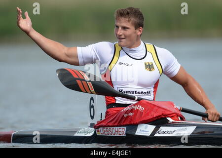 Brandenburg, Deutschland. 13. Juli 2014. Deutsche Sieger Tom Liebscher Jubel nach das Kajak Klasse über 500 Meter bei den Kanu Europameisterschaften auf See Beetzsee in Brandenburg, Deutschland, 13. Juli 2014 singles. Der Kanu-Europameisterschaft Treffen findet vom 10. bis 13. Juli 2014. Foto: Ralf Hirschberger/Dpa/Alamy Live News Stockfoto