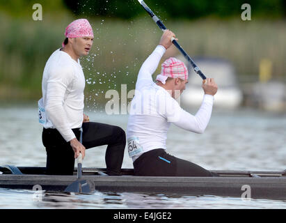 Brandenburg, Deutschland. 13. Juli 2014. Russlands Alexej Korowaschkow und Ivan Schtyl (R-L) jubeln nach dem 500-Meter-Sprint bei den Kanu Europameisterschaften auf See Beetzsee in Brandenburg, Deutschland, 13. Juli 2014. Der Kanu-Europameisterschaft Treffen findet vom 10. bis 13. Juli 2014. Foto: Ralf Hirschberger/Dpa/Alamy Live News Stockfoto