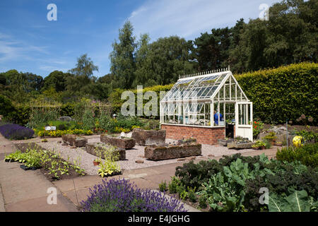 Die preisgekrönten herrlichen Hofgärten & Gewächshaus, das Gewächshaus in Ness auf der Wirral Halbinsel mit Blick auf die Dee Mündung, Merseyside, Großbritannien Stockfoto