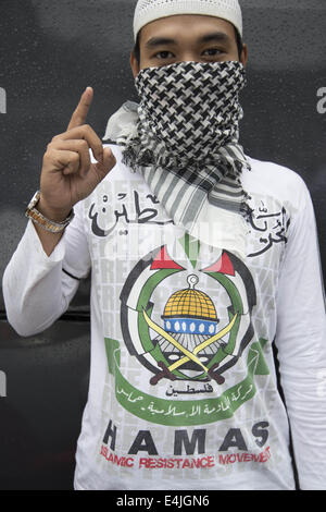 11. Juli 2014 - Jakarta, Jakarta, Indonesien - ein Mann mit Hamas-t-Shirt als seine Unterstützung für Hamas-Gruppe, bekannt von den westlichen Medien als Terroristen, aber für diesen Mann Hamas eine Organisation der Kampf um Palästina Freiheit ist, und er sagte, wenn es die Chance gibt, die er wird die Kraft und gehen nach Palästina, Israel zu kämpfen. Demonstration gegen Israels Angriff auf Gaza fortzusetzen, DemonstrantInnen fordern, dass der Angriff beendet werden soll, weil bereits so viele unschuldige Menschen getötet. Die Veranstaltung auch Spende von Teilnehmer zu helfen, Menschen von Palestina zu essen und Kleidung zu sammeln. (Kredit-Bild: © Donal Stockfoto