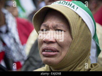 Jakarta, Jakarta, Indonesien. 11. Juli 2014. Tränen für Palästina. Demonstration gegen Israels Angriff auf Gaza fortzusetzen, DemonstrantInnen fordern, dass der Angriff beendet werden soll, weil bereits so viele unschuldige Menschen getötet. Die Veranstaltung auch Spende von Teilnehmer zu helfen, Menschen von Palestina zu essen und Kleidung zu sammeln. © Donal Husni/NurPhoto/ZUMA Draht/Alamy Live-Nachrichten Stockfoto