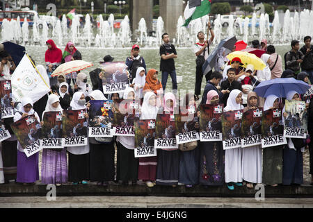 Jakarta, Jakarta, Indonesien. 11. Juli 2014. Palästina-Banner zu speichern. Demonstration gegen Israels Angriff auf Gaza fortzusetzen, DemonstrantInnen fordern, dass der Angriff beendet werden soll, weil bereits so viele unschuldige Menschen getötet. Die Veranstaltung auch Spende von Teilnehmer zu helfen, Menschen von Palestina zu essen und Kleidung zu sammeln. © Donal Husni/NurPhoto/ZUMA Draht/Alamy Live-Nachrichten Stockfoto