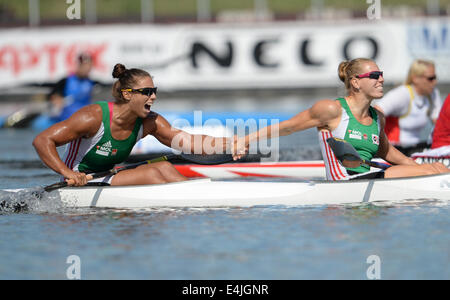 Brandenburg, Deutschland. 13. Juli 2014. Ungarische Gabriella Szabo (R) und Tamara Csipes jubeln nach Kanu Doppel über 500 Meter bei den Kanu Europameisterschaften auf See Beetzsee in Brandenburg, Deutschland, 13. Juli 2014. Der Kanu-Europameisterschaft Treffen findet vom 10. bis 13. Juli 2014. Foto: Ralf Hirschberger/Dpa/Alamy Live News Stockfoto