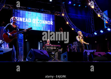 Lugano-Schweiz. 11. Juli 2014. Der irische Singer-Songwriter SINEAD O'CONNOR live am Piazza Della Riforma während der "Estival Jazz Lugano 2014" Credit führt: Rodolfo weitertransferiert/Alamy Live News Stockfoto