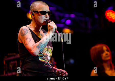 Lugano-Schweiz. 11. Juli 2014. Der irische Singer-Songwriter SINEAD O'CONNOR live am Piazza Della Riforma während der "Estival Jazz Lugano 2014" Credit führt: Rodolfo weitertransferiert/Alamy Live News Stockfoto