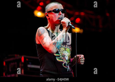 Lugano-Schweiz. 11. Juli 2014. Der irische Singer-Songwriter SINEAD O'CONNOR live am Piazza Della Riforma während der "Estival Jazz Lugano 2014" Credit führt: Rodolfo weitertransferiert/Alamy Live News Stockfoto