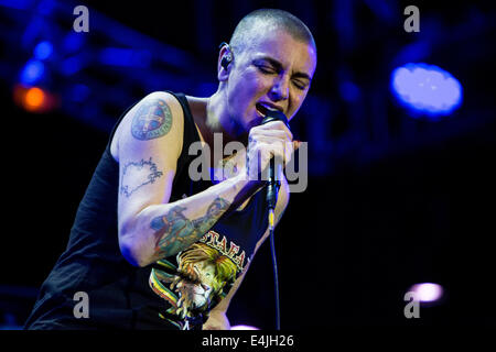 Lugano-Schweiz. 11. Juli 2014. Der irische Singer-Songwriter SINEAD O'CONNOR live am Piazza Della Riforma während der "Estival Jazz Lugano 2014" Credit führt: Rodolfo weitertransferiert/Alamy Live News Stockfoto