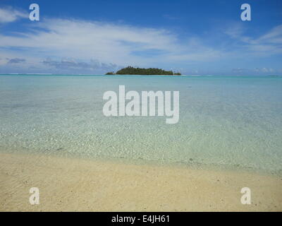 In der Lagune von Aitutaki, Cook-Inseln, mit dem klaren, blauen Wasser Stockfoto