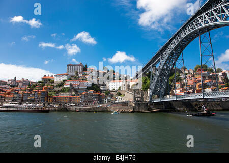 Portugal, Porto - Blick auf den Douro, das historische Zentrum der Stadt Ribeira und die Brücke Dom Luís I. Stockfoto