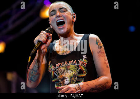 Lugano-Schweiz. 11. Juli 2014. Der irische Singer-Songwriter SINEAD O'CONNOR live am Piazza Della Riforma während der "Estival Jazz Lugano 2014" Credit führt: Rodolfo weitertransferiert/Alamy Live News Stockfoto